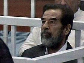 Саддам Хусейн на слушании своего дела. Фото Newsru.com (c)