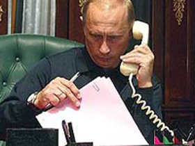 Владимир Путин и бумаги, фото с сайта ИА Униан