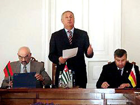 Сергей Багапш, Эдуард Кокойты и Игорь Смирнов, фото с сайта ИТАР-ТАСС (С)