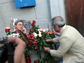 Гарри Каспаров возлагает цветы к дому на Лесной. Фото www.grani.ru