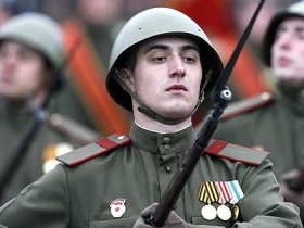 Солдат в форме красноармейца. Фото: gzt.ru