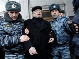 Лимонов и милиция. Фото: http://www.daylife.com