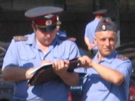 Милиционеры за работой, фото: Каспаров.Ru