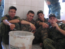 Курящие солдаты. Фото с сайта radikal.ru