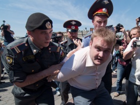 Человек, ударивший Елену Костюченко. Фото: dobrokhotov.livejournal.com