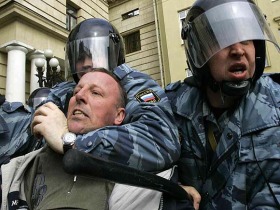 Задержание Сергея Гуляева на митинге несогласных. Фото с сайта www.fontanka.ru