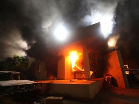 Пожар в консульстве США в Бенгази. Фото: Reuters