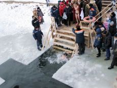 Купание в проруби на Крещение. Фото: zelenograd.ru