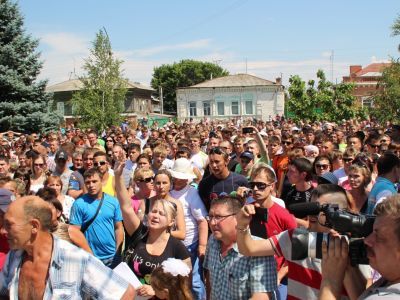 Стихийный митинг в Пугачеве. Фото с сайта rbcdaily.ru