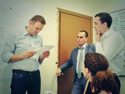 Следователи СК в офисе фонда "РосПил" Алексея Навального. Фото Анны Ведуты.