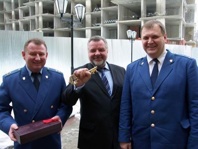Прокуроры получают квартирки. Фото: sobesednik.ru