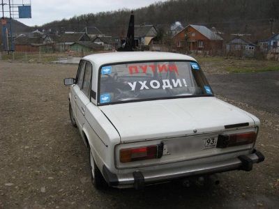 Наклейка на машине "Путин, уходи". Фото: twitter.com/pchikov
