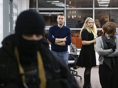 Обыск в ФБК, Навальный и спецназ. Фото: facebook.com
