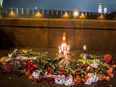 Цветы на месте гибели Бориса Немцова, 28.2.15. Фото: facebook.com/DinarSpbRu