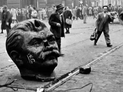 Будапешт, 1956. Голова памятника Сталину. Источник - http://maxpark.com/