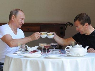 Путин и Медведев после тренировки, 30.8.15. Фото: facebook.com/photo.php?fbid=830846987032228&set=a.107042812745986.9938.100003208032044