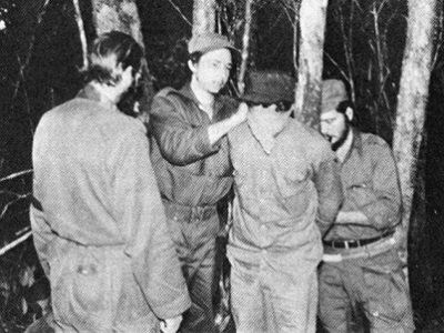 Рауль Кастро и верхушка "революционеров" лично проводит казнь пленного. Источник - profesorcastro.jimdo.com