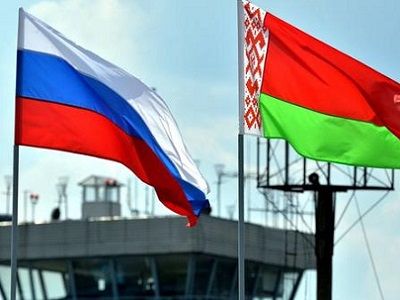 Флаги России и Беларуси, граница. Фото: joinfo.ua