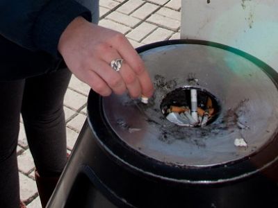 Курение у подъезда жилого дома. Фото: bytrf.ru