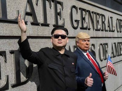 "Трамп и Ким Чен Ын" (перформанс гонконгских акционистов). Источник - asiaone.com