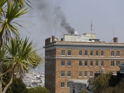 Черный дым над консульством РФ в Сан-Франциско. Фото: lenta.ru
