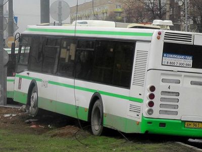 Обстрелянный автобус в Москве. Фото: mskagency.ru