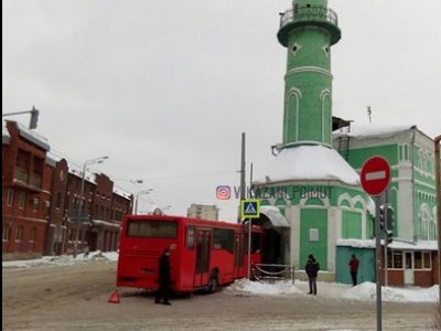 Автобус, въехавший в мечеть в Казани. Фото: vk.com/vkazani