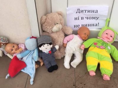 Акция "Принеси куклу" (Запорожье): игрушки у дверей церкви. Источник - www.facebook.com/hudymenko