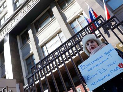 Акция против Слуцкого. Фото: ТАСС
