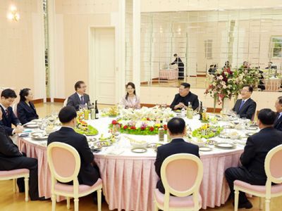 Ким Чен Ын на переговорах с делегацией Южной Кореи, 6.3.18. Фото: kcna.kp