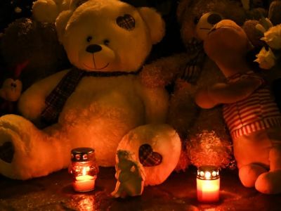 Игрушки и свечи на народном мемориале у ТЦ "Зимняя вишня". Фото: a42.ru