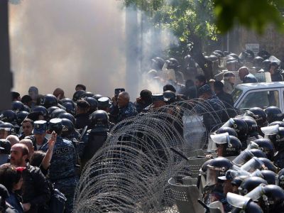 Противостояние полиции и протестующих в Ереване, 16.4.18. Фото: t.me/worldprotest