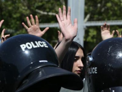 Противостояние протестующих и полиции в Армении, апр. 2018. Фото: 5165news.com