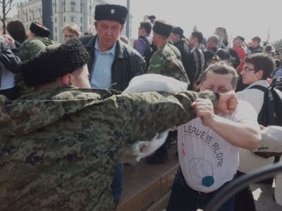 Нападение т.н. "казаков" на москвичей 5.5.18. Фото: Каспаров.ru
