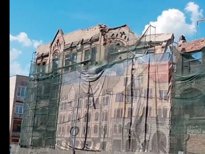 Обрушение фасада "Кройц-аптеки" в Калининграде. Фото: media.tvzvezda.ru