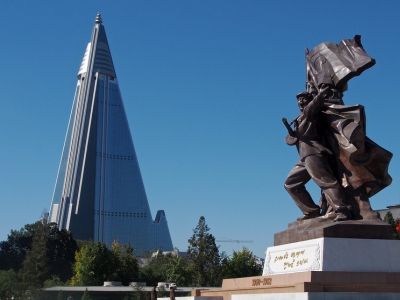 Пхеньян, памятник войне 1950-53 гг. и отель "Рюгён". Фото: wikiway.com