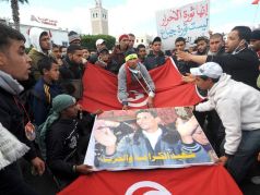 Митингующие в Тунисе с портретом погибшего торговца Мухаммеда Буазизи, 2011. Фото: www.thenational.ae