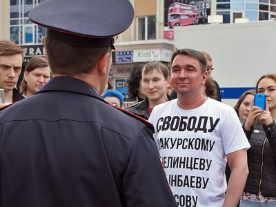 Иван Финогенов и полиция. Фото: Александр Воронин, Каспаров.Ru