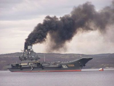 Авианосец "Адмирал Кузнецов" и дымный след. Фото: donpress.com