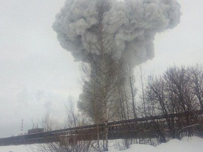 Взрыв на заводе в Кингисеппе. Фото: vk.com/pitereshaet