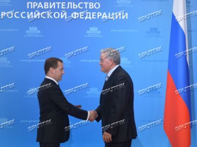 Дмитрий Медведев награждает Анатолия Филачева. Фото: sputnikimages.com
