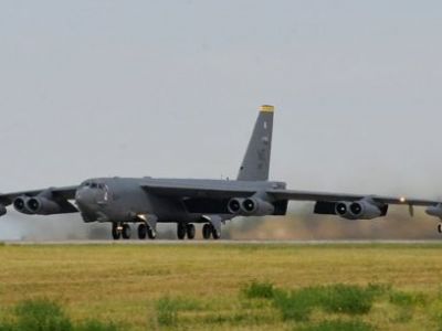 Тяжелый бомбардировщик B-52 Stratofortress осуществляет взлет в 2014 году. Фото: Anania Tekurio / strategypage.com