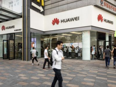 Пешеходы проходят мимо магазина Huawei в Шэньчжэне, Китай. Фото: Цилай Шен / Bloomberg