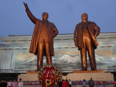 Монумент великим Вождям и венок от Ким Чен Ына. Фото: Григорий Амнуэль