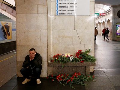 Цветы на станции метро "Технологический институт". Фото: Григорий Дукор / Reuters