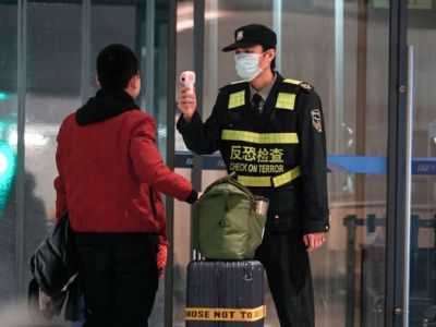 Медицинская проверка в аэропорту Китая. Фото: Фото: Dake Kang / AP