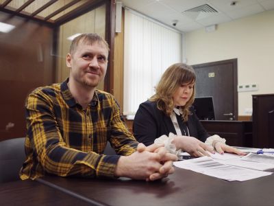 Михаил Квасов и адвокат Ольга Пельше. Фото: Александр Бородихин / Медиазона