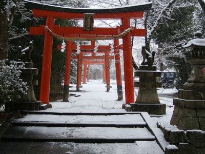 Токио, синтоистское святилище под снегом. Фото: mktravelclub.ru