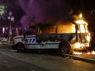 Нью-Йорк, сожженная погромщиками полицейская машина. Фото: t.me/WhiteHouseCards