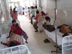 Пациенты наблюдаются в районной государственной больнице в Элуру, Индия. Фото: AP
